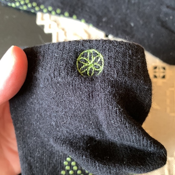 3/10$ Gaiam yoga socks - Picture 3 of 3